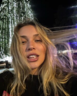 Courtney Stodden Instagram - I’m free spirited — nothing makes me feel more fulfilled than running wild makeup free in a little lit up Christmas town 🎄✨ I just wish everyone could be this way. #mood #holidayseason