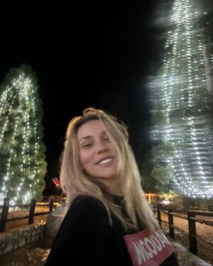 Courtney Stodden Instagram - I’m free spirited — nothing makes me feel more fulfilled than running wild makeup free in a little lit up Christmas town 🎄✨ I just wish everyone could be this way. #mood #holidayseason
