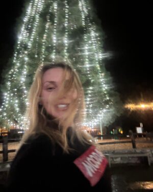 Courtney Stodden Instagram - I’m free spirited — nothing makes me feel more fulfilled than running wild makeup free in a little lit up Christmas town 🎄✨ I just wish everyone could be this way. #mood #holidayseason