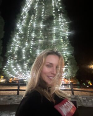 Courtney Stodden Instagram - I’m free spirited — nothing makes me feel more fulfilled than running wild makeup free in a little lit up Christmas town 🎄✨ I just wish everyone could be this way. #mood #holidayseason
