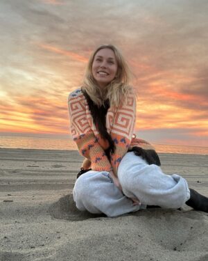 Courtney Stodden Instagram - ✨ embracing the magic of the beach at sunset, where the child in me dances free and happy 🌅 💖 each wave whispers dreams, and every grain of sand holds a story. Here, I find my spirit soaring in harmony with nature 🌊 ✨ #beachvibes #sunsetmagic #freespirit #naturechild #soulfulmoments 💋 🐾