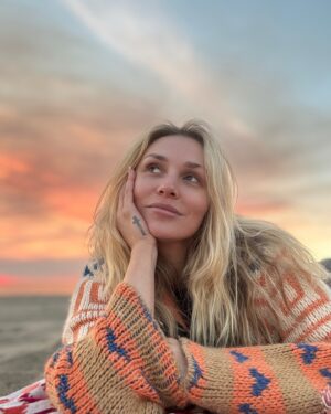 Courtney Stodden Instagram - ✨ embracing the magic of the beach at sunset, where the child in me dances free and happy 🌅 💖 each wave whispers dreams, and every grain of sand holds a story. Here, I find my spirit soaring in harmony with nature 🌊 ✨ #beachvibes #sunsetmagic #freespirit #naturechild #soulfulmoments 💋 🐾