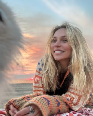 Courtney Stodden Instagram - ✨ embracing the magic of the beach at sunset, where the child in me dances free and happy 🌅 💖 each wave whispers dreams, and every grain of sand holds a story. Here, I find my spirit soaring in harmony with nature 🌊 ✨ #beachvibes #sunsetmagic #freespirit #naturechild #soulfulmoments 💋 🐾