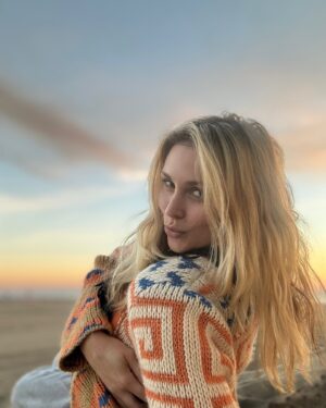 Courtney Stodden Instagram - ✨ embracing the magic of the beach at sunset, where the child in me dances free and happy 🌅 💖 each wave whispers dreams, and every grain of sand holds a story. Here, I find my spirit soaring in harmony with nature 🌊 ✨ #beachvibes #sunsetmagic #freespirit #naturechild #soulfulmoments 💋 🐾