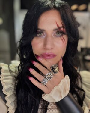 Cristina Scabbia Instagram - Snow white Cree VS Final boss Cree. Who wins?

MUA: @valentinaparrinomua 
White dress: mine (minus harness   bracelets)
Red dress created by @flaviafg_tomassi 

Nails @phsitalia (nail artist @gerssy_nails )