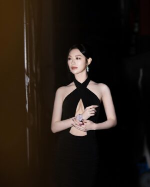 Crystal Fung Instagram - 光與影的結合

Makeup : @kayowang 
Hair : @jayxhair @hola.hair.pets 
Gown : @normakamali 
Jewelry : @thek_jewelry 
Nails : @handandfootnailspa 
Lash lift : @visage.beauty 
📸 : @ed.win_0418