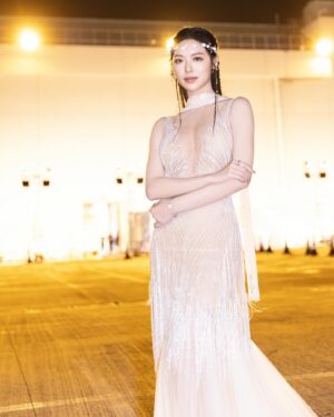 Crystal Fung Instagram - 回想之前的香港小姐決賽夜，那一晚真是華麗璀璨💖
我特別喜歡當晚的造型☺️
感謝團隊為我細心打扮，讓我閃閃發光✨
#throwback 

Makeup : @kayowang 
Hair : @kennychanhair @hola.hair.pets 
Gown : @theweddinggown_official 
Handmade tiara & Accessories : @pamycarie
Crystal by @crystalsbypreciosa
Nails : @handandfootnailspa 
📸 : @ed.win_0418