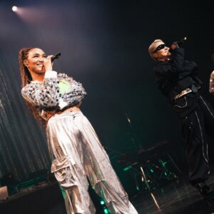 Crystal Kay Instagram - CK25 SPECIAL GUESTS-

２５周年を更に盛り上げてくれた私のファミリー👪
戦友そしてsister の @boakwon と同期でお兄ちゃんたちの　@mflo_official ❤💙

BoAは元々振り付けしが一緒でそこで会いたいってなってボエムでデートしたのがはじめてw。１５歳とかだったね✨お互い尊敬しあってて友達にもなりたくてってめっちゃスィートな時間だった💗BoAはパイオニアだと私は思ってる✨今もこれからもずっとリスペクトだよ💕

m-floは私のインターナショナルな部分をもっと音を通して武器にしてもいいって思わせてくれた。英語や自分の持ってるアメリカと日本、韓国のカルチャーを自由につかってのいいんだって💕そこから私の製作の時のマインドが変わりました✨

みんな世界を音楽で繋げるって思いは一緒でそれを今まさに実現していて、しかも同期でステージをともにできるってまじで幸せ‼️

感謝してます。
忙しいなかBoAはは韓国から、m-floのお二人、お祝いしに来てくれて本当にありがとう‼️

I love you guys❗❗❗
