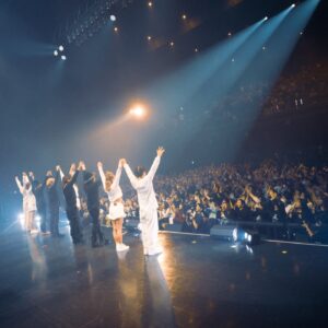Crystal Kay Instagram - CK ニーゴー 12.21.24

この景色を見たくて前から口に出してた２５周年ライブ。描いたまま、それ以上の景色がみれた夜でした( ；∀；)今回はセトリからどうしようかみんなで悩みまくって決めて、ダンサーもオーディションをして４００人以上もの応募が❕キッズから大人までみんな力強いダンスそしてサポートをしてくれました you guys were so amazing. THANKYOU💙

今回振りもダンサーのプロデュース全力でしてくれた　@nazuki_08 ありがとう‼️バンドも音でずっしり、ダンサーズもドラッグクイーンズも支えてくれてありがとう‼️プロフェッショナルなみんなに囲まれて幸せもんです💝

そしてなによりCkニーゴーをお祝いしにいろんな場所から足をはこんできてくれたみんな‼️みーーーーんなに大きな大きなありがとう❤たくさんの愛をステージにたちながら、感じました。歌って、踊って、笑って、繋がってた！大好きな光景です✨
ミーグリも全て売り切れてしまいました😲みんなに直接会えて嬉しかったです😌
また会いに来てね😌そして、
これからもみんなのために歌わせてね🌠

来てくれて、心からありがとう🎵

またすぐ次あげます😌😌😌

#CK25 #ckニーゴー

📸: @hayatowatanbe