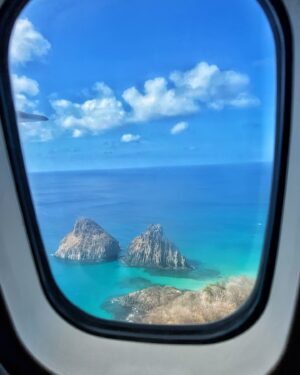 Cynthia Aparecida Instagram - Sequência do DIA 01 em Noronha: 
> aeroporto mais bonito do Brasil
> chegada na minha casa favorita @vilasal.noronha 
> pôr do sol com @illusionizemusic no @bardomeio_noronha 
> “eu não vou embora” 
> afterzim
> voltar pra casa e dormir na cama mais gostosa do mundo