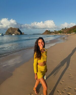 Cynthia Aparecida Instagram - Sequência do DIA 01 em Noronha: 
> aeroporto mais bonito do Brasil
> chegada na minha casa favorita @vilasal.noronha 
> pôr do sol com @illusionizemusic no @bardomeio_noronha 
> “eu não vou embora” 
> afterzim
> voltar pra casa e dormir na cama mais gostosa do mundo
