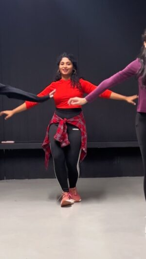 Cynthia Vinolin Instagram - Dance Workshop - That's a Wrap
😍🤩❣️
GUNDU MANGA - Tamil Song 
(Intermediate Choreography)

Dancing with other dancers always gives me joy, and this batch of ladies gave me an amazing energy 🤩🤩

It was great to see all the dancers blend and express their passion with graceful moves.😍❤️
Stay tuned for the next workshop ...!!

Thanks to all the participants for their love and support 🙏 
And Thanks to @goldenbell_production
For organising this last minute workshop🔥✨

#cynthiavinolin #canada🇨🇦 #cyndysdancestudio
#danceworkshop #dancewithcynthia #toronto #love #peace #happiness #chennaiponnu