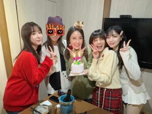 DaYuan Lin Instagram - 這些陪我們Popu走過12週年的前同事們♡
謝謝你們突然的到來給了我們好大一個驚喜✨
(也謝謝浪漫的瑄規劃了這次的聚會🎈
上一次和大家見面已是67年前的事了？
一看到大家就忍不住想起一起打拼的所有時光！
現在想想能帶著我們五個一起工作的你們實在太辛苦了，除了要忍受我們的吵鬧聲，還有隨時會被惡整的風險😆
經歷了這些還願意來聚會的你們真偉大☺️❤️

還有一些同事們雖然還沒來的及見到面，
但願大家一切都安好：）
希望未來有機會再相聚，繼續聊著屬於我們的回憶吧♡

#交換禮物的部份真的好歡樂 😆
#家裡用不到卻實用的東西 
#反正我不是最後一名 ☺️✌🏻
#Populady12週年生日快樂 #我愛你們 ❤️