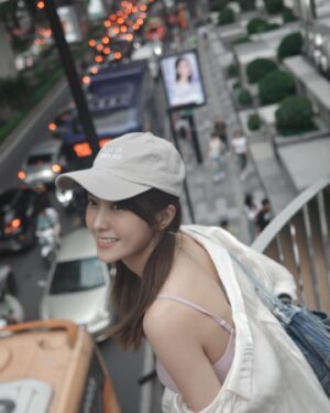 DaYuan Lin Instagram - 最近好像跟我的左臉越來越熟了☺️
未來還請多多照顧。

這是還在曼谷享受陽光的時候
沒想到冬天怎麼轉眼間又要來臨了
還沒有做好要整理衣櫃的打算ㄟ….

#週末愉快 #先整理好心情再整理好衣櫃 😆
#明天不blue #開始過敏就知道要換季了 #早起都要打個噴嚏 #流個鼻水 #晚安星期日