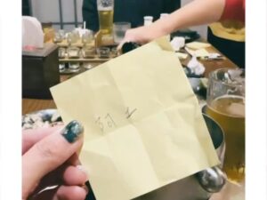 DaYuan Lin Instagram - 這些陪我們Popu走過12週年的前同事們♡
謝謝你們突然的到來給了我們好大一個驚喜✨
(也謝謝浪漫的瑄規劃了這次的聚會🎈
上一次和大家見面已是67年前的事了？
一看到大家就忍不住想起一起打拼的所有時光！
現在想想能帶著我們五個一起工作的你們實在太辛苦了，除了要忍受我們的吵鬧聲，還有隨時會被惡整的風險😆
經歷了這些還願意來聚會的你們真偉大☺️❤️

還有一些同事們雖然還沒來的及見到面，
但願大家一切都安好：）
希望未來有機會再相聚，繼續聊著屬於我們的回憶吧♡

#交換禮物的部份真的好歡樂 😆
#家裡用不到卻實用的東西 
#反正我不是最後一名 ☺️✌🏻
#Populady12週年生日快樂 #我愛你們 ❤️