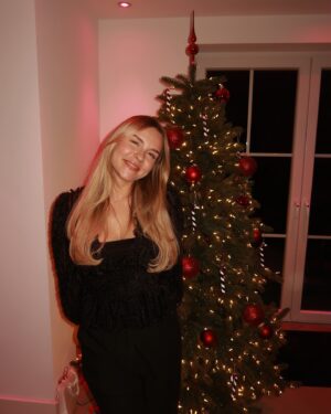 Dagi Bee Instagram - Merry Christmas🎄✨🎅🏼
Wir wünschen allen vom Herzen Tage voller Liebe, Freude und Dankbarkeit. ❤️

Die grösste Bedeutung dieser Zeit liegt in den kleinen Momenten: der Wärme Zuhause, gemeinsamen Mahlzeiten und die Nähe zu unseren Liebsten 🥹 Nur leider ist gerade die Zeit für einige auch schwer… Unser Mitgefühl gilt allen, die jemanden in dieser Zeit besonders vermissen ❤️ Seid immer lieb zueinander & haltet eurer Herz offen für alle - fühlt euch umarmt 🫂🫶🏼