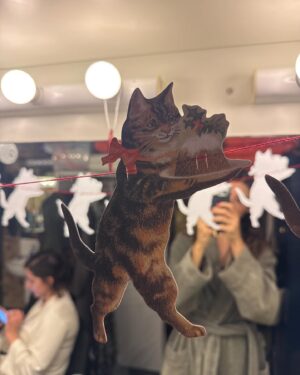 Daisy Edgar-Jones Instagram - Kit cat cattying into 2025 🐈 Thank you to all who have come out to see us so far 😘 xoxo CatOnAHotTinRoof