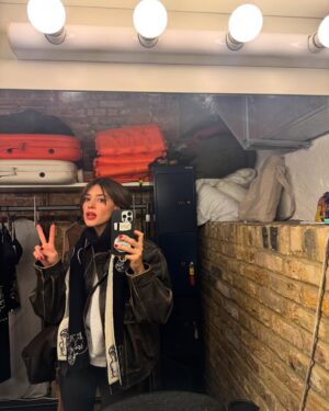Daisy Edgar-Jones Instagram - Kit cat cattying into 2025 🐈 Thank you to all who have come out to see us so far 😘 xoxo CatOnAHotTinRoof