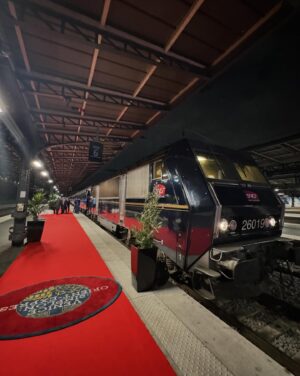 Daisy Edgar-Jones Instagram - 🚂🚂🚂 I’ve been following @jr ‘s work ever since I was lucky enough to be photographed by him two years ago. As a fan, getting to have an early look at the new carriage he’s designed for the Venice Simplon-Orient-Express made me pull a face like pic 5. Ty @jr for that chance, you are truly the coolest. Ty @belmond for a magical evening on the @vsoetrain x