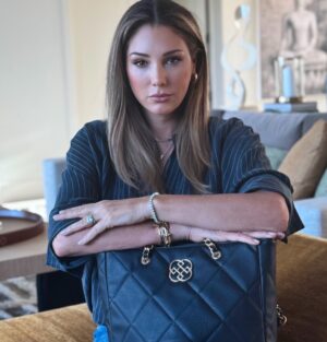 Daisy Fuentes Instagram - It’s not what you spend but how you wear it that counts.

ｄａｉｓｙ ｆｕｅｎｔｅｓ