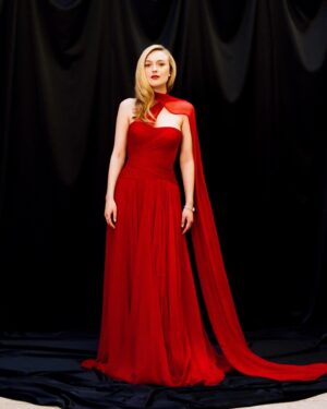 Dakota Fanning Instagram - 🥀 golden globes 🥀 the most perfect dress, the most perfect people and the most perfect date. a night to remember.