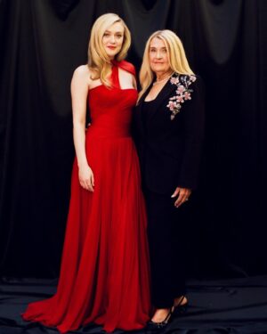 Dakota Fanning Instagram - 🥀 golden globes 🥀 the most perfect dress, the most perfect people and the most perfect date. a night to remember.