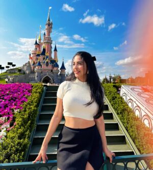 Daksha Nagarkar Instagram - Disney land mein rahunga mein, ghar nahi jaaunga mein
.
#dakshanagarkar #love #happy #paris #disneyland #france #europe #travel #birthday #disneylandparis #fun