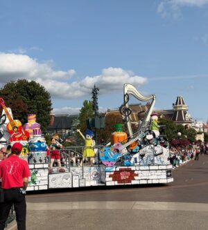Daksha Nagarkar Instagram - Disney land mein rahunga mein, ghar nahi jaaunga mein
.
#dakshanagarkar #love #happy #paris #disneyland #france #europe #travel #birthday #disneylandparis #fun