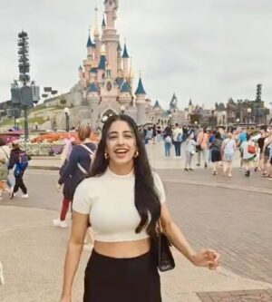 Daksha Nagarkar Instagram - Disney land mein rahunga mein, ghar nahi jaaunga mein
.
#dakshanagarkar #love #happy #paris #disneyland #france #europe #travel #birthday #disneylandparis #fun