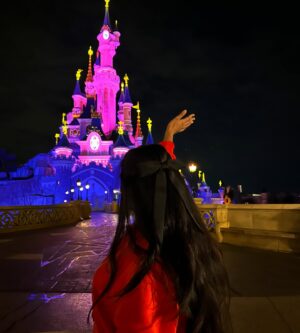 Daksha Nagarkar Instagram - Disney land mein rahunga mein, ghar nahi jaaunga mein
.
#dakshanagarkar #love #happy #paris #disneyland #france #europe #travel #birthday #disneylandparis #fun