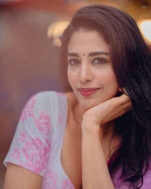 Daksha Nagarkar Instagram - Rainy mornings, thinking of you.
.
.
Photo: @they_call_me_keshu  make up: @hemanthi_makeovers designer @shilpacouture 
#dakshanagarkar #love #happy #instalike #instagram #instagood #sareenotsari #indianoutfit #charming #instamood