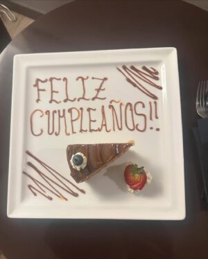 Dalia Gutmann Instagram - Breve crónica de mi cumpleaños capricorniano🎊
1.Mendigando para que me canten el Feliz Cumpleaños🥹
2.La torta que me improvisó mi hija🥰
3.Se me rompió el 7🤓
4.Una moda que quiero instalar para tapar el acné☝🏼
5.Torta 2 (y seguí mendigando que me canten desconocidos sin mucha suerte😬)
6.El autoregalo que me autoproduje🤗
7.Siguen las tortas y ya voy por el deseo número 9🎂
8.Me cuesta ponerle un cierre al temita de soplar las velitas parece🎉
9. ¡47 allá voy!