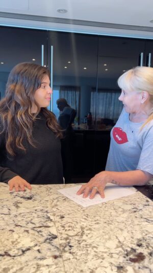 Dalma Maradona Instagram - En dos minutos planteos de La Tata 😂 
NO SE LO PIERDAN ‼️

1- Tupper 
2- Plancha 
3- Robo 🍫
4- Caminatas con Giani 
5- Robo de prensapapas, aunque en el video dije pelapapas de la ansiedad de reclamo 🤣

Levanté la mano quien se siente identificado 🙋🏽‍♀️

TeamTata
TeamDalma