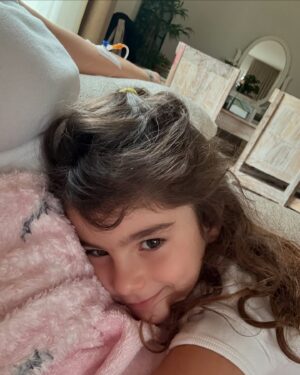 Damla Ersubaşı Instagram - Beraber uyuyamiyoruz, ben salondayim cok yaklasmamaya calisiyorum ama gozumuzu her sabah boyle aciyoruz 🥹❤️🤧