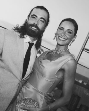 Dani Gondim Instagram - Meu parceiro de vida, construtor de histórias, meu cúmplice, verso, prosa e poesia. 
Marido, quase 10 anos ao seu lado celebrando sua existência e eterna transformação. 
Es um inconformado com muros, descobridor de novos horizontes e desbravador de novas terras.. você é o puro suco da fluidez. 
Fomos tantos outros “nos” e nos escolhemos em todos esses percursos. 
Te amo, te admiro e desejo que encontre suas realizações extraordinárias e ordinárias diariamente. 
Te celebro, minha luz. 
Viva você todos os dias ♥

#daniedeco