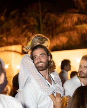 Dani Gondim Instagram - Meu parceiro de vida, construtor de histórias, meu cúmplice, verso, prosa e poesia. 
Marido, quase 10 anos ao seu lado celebrando sua existência e eterna transformação. 
Es um inconformado com muros, descobridor de novos horizontes e desbravador de novas terras.. você é o puro suco da fluidez. 
Fomos tantos outros “nos” e nos escolhemos em todos esses percursos. 
Te amo, te admiro e desejo que encontre suas realizações extraordinárias e ordinárias diariamente. 
Te celebro, minha luz. 
Viva você todos os dias ♥

#daniedeco