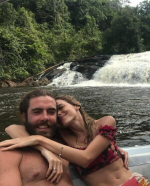 Dani Gondim Instagram - Meu parceiro de vida, construtor de histórias, meu cúmplice, verso, prosa e poesia. 
Marido, quase 10 anos ao seu lado celebrando sua existência e eterna transformação. 
Es um inconformado com muros, descobridor de novos horizontes e desbravador de novas terras.. você é o puro suco da fluidez. 
Fomos tantos outros “nos” e nos escolhemos em todos esses percursos. 
Te amo, te admiro e desejo que encontre suas realizações extraordinárias e ordinárias diariamente. 
Te celebro, minha luz. 
Viva você todos os dias ♥

#daniedeco