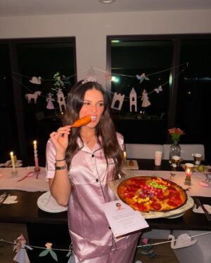 Daniela Calle Instagram - 28 y me siento tan tan afortunada y suertuda❤️🏹🥹 

Gracias gracias gracias🥹