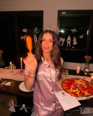Daniela Calle Instagram - 28 y me siento tan tan afortunada y suertuda❤️🏹🥹 

Gracias gracias gracias🥹