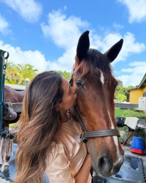 Daniela Calle Instagram - 28 y me siento tan tan afortunada y suertuda❤️🏹🥹 

Gracias gracias gracias🥹
