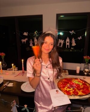 Daniela Calle Instagram - 28 y me siento tan tan afortunada y suertuda❤️🏹🥹 

Gracias gracias gracias🥹