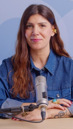 Daniela Collu Instagram - La prima puntata di “Sigmund” è disponibile da oggi, per tutti e tutte, sull’app del Post e sulle principali piattaforme di #podcast.

“Sigmund” è il nuovo podcast del Post per parlare di psicologia: lo conduce Daniela Collu, autrice, conduttrice e content creator che da anni sui suoi canali social si confronta con i lettori sui temi delle relazioni interpersonali e sostiene la psicoterapia come strumento di indagine e di conoscenza di se stessi.

In ogni puntata del podcast dialogherà con una o un professionista, tra psicologi, psicoterapeuti e docenti universitari, per approfondire un argomento partendo dalle basi, cercando le parole corrette e le risposte alle mille domande che tutti abbiamo di fronte a quell’intrico di complessità che chiamiamo psiche.

Si inizia con la cosa più difficile, cioè il primo passo: come si sceglie con chi fare terapia, e perché dovremmo, oppure no, andare a parlare con qualcuno che non sia il nostro migliore amico?

“Sigmund” esce ogni giovedì per otto settimane ed è disponibile gratuitamente sull’app del Post e sulle principali piattaforme.