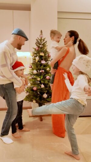 Daniela Martins Instagram - Joyeux Noël 🎄✨
On pense à vous ♥️
Prenez soin de vos proches et de vous en particulier 🫶🏼

Ps.: Eléa est dans son élément 😁
#love #famille #noel #christmas