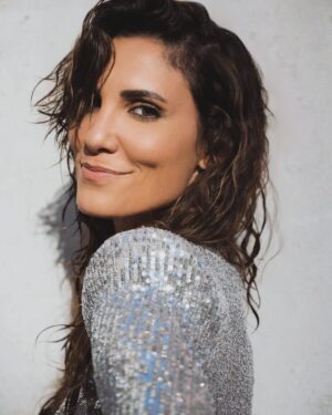 Daniela Ruah Instagram - It was fun spending time with you 2024… But I found me a new date…. #2025
.
Ok não dá para traduzir a piada estúpida que pus em inglês… mas vá… aqui vai uma parva em português: Triiim, Estou? Quem fala? 2024? Não conheço, tenho um número novo… #2025
.
#pun #2025 #bringit #newyear #anonovo #piadinhas #haha #vestidodress #sparkly #lantejolas