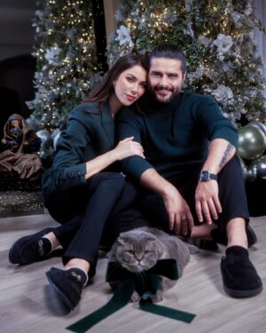 Daniella Rahme Instagram - Merry Christmas from the Zeytouns 🤍🎄🕯️