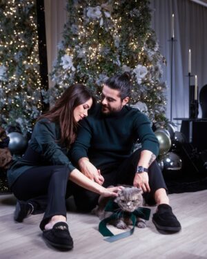 Daniella Rahme Instagram - Merry Christmas from the Zeytouns 🤍🎄🕯️