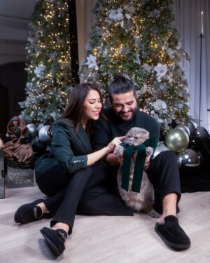 Daniella Rahme Instagram - Merry Christmas from the Zeytouns 🤍🎄🕯️