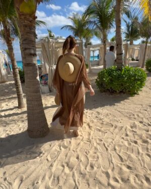 Danielle Clyde Instagram - Beach time at @liveaquacancun 🤍