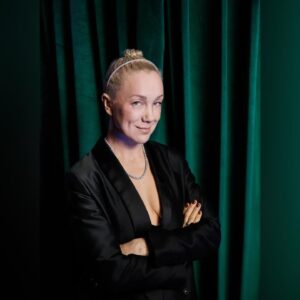 Darya Moroz Instagram - Приятно проводить предновогодние вечера в компании близких друзей, под звон хрусталя и теплые блики свечей. 🎄 И вчера был именно такой вечер! Ценители ювелирного искусства собрались в историческом особняке графа Орлова, на торжественный ужин в честь новой коллекции украшений ювелирного бренда CLUEV @cluev.ru «Зимний ларец», вдохновением для которой послужили русские сказки. Колье «Сокровище горы», «Новогодний бал», «Лиловое озеро», «Царевны», действительно легко представить на шее царственной особы с картин Васнецова. А мы с девочками, по нашему скромному мнению, ничуть не уступаем😋 Цитируя известный фильм «Не прЫнцессы!! КрулЕвы!!»🤌🏻
#dariamoroz #дарьямороз #юлианнакараулова #викторияисакова #аннамихалкова #девочкитакиедевочки