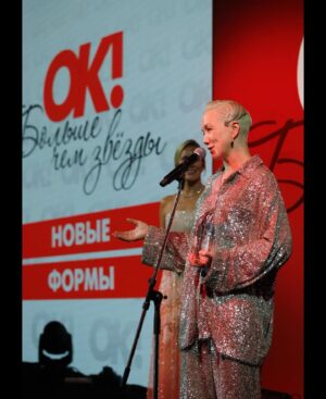 Darya Moroz Instagram - Мы с #аннаконстантинна @anna.konbog75 сходили вчера на премию любимого журнала OK #большечемзвезды ♥️ Было как и всегда душевно, весело, красиво!! Спасибо @vadim_vernik @evgeniyabeletskaya и команде и конечно читателям🫶🏻😘 У #сексдоипосле @okkomovies плюс одна награда🫡🎬 Анька довольна мамой🤩
#totallook @alenaakhmadullina_store 
#jewelry @mercury_russia 
#foto @temerina